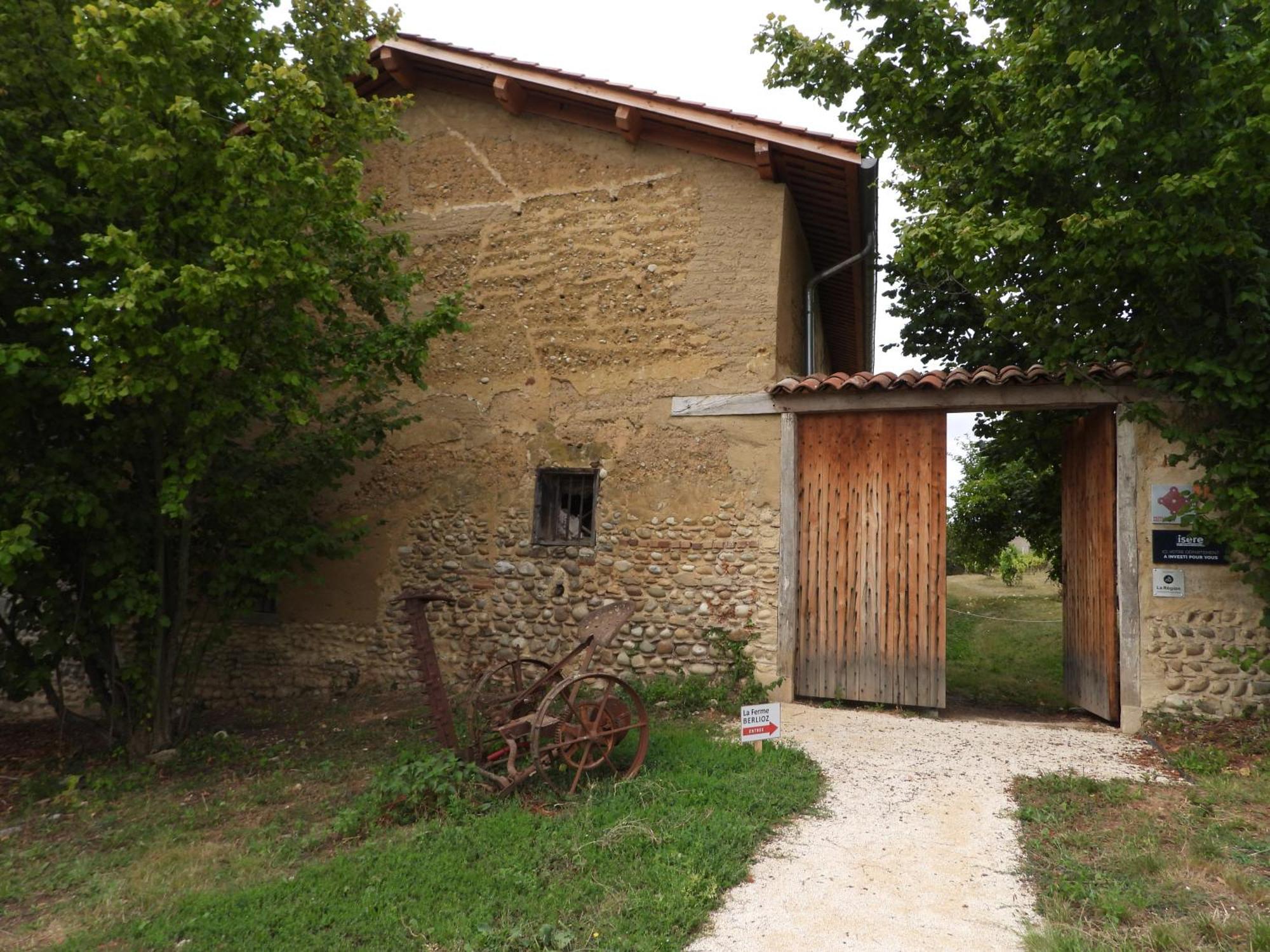 La Ferme De Berlioz Aparthotel La Cote-Saint-Andre Exterior foto